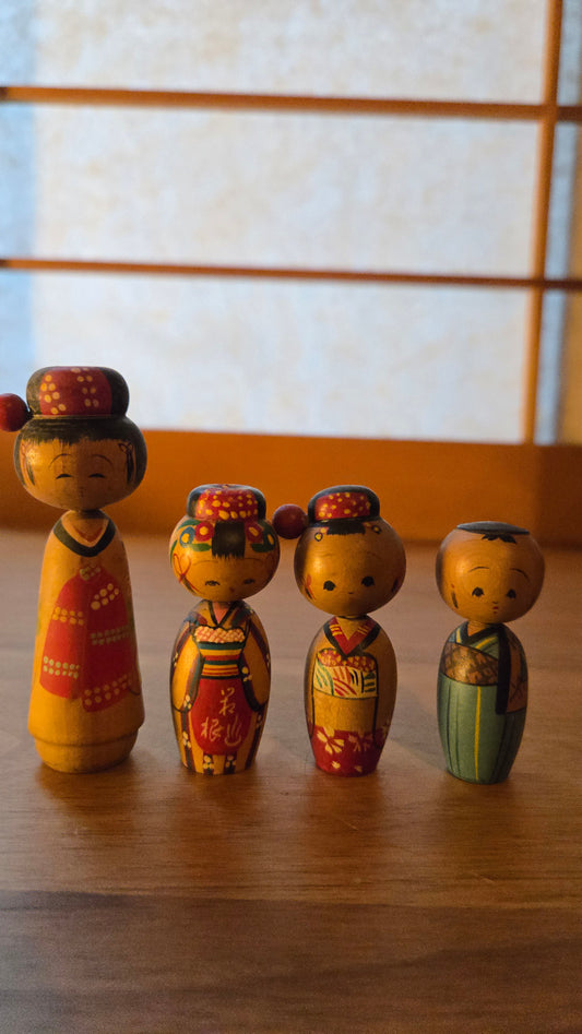 🎎 Lot de 4 mini kokeshis — personnages en kimono peints à la main