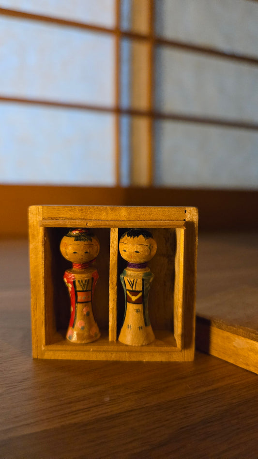🎎 Paire de micro-kokeshis dans leur boîte en bois — couple en kimono🎎 Paire de micro-kokeshis dans leur boîte en bois — couple en kimono