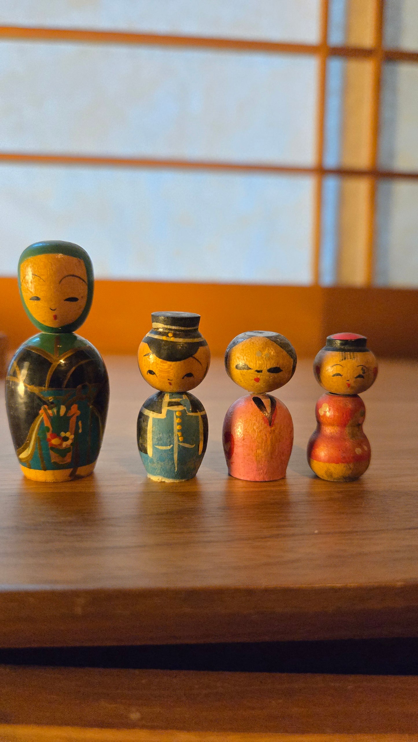 🎎 Lot de 4 mini kokeshis figuratives — personnages en costume traditionnel