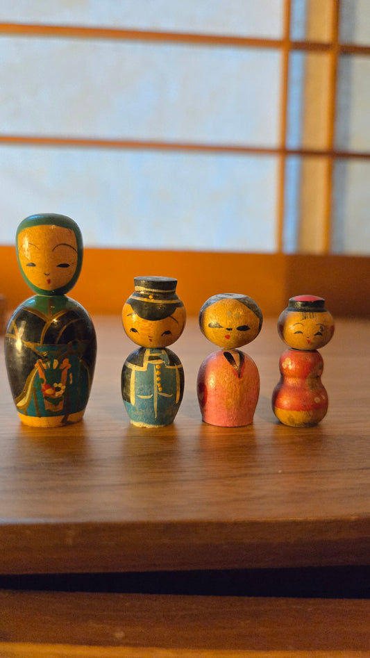 🎎 Lot de 4 mini kokeshis figuratives — personnages en costume traditionnel