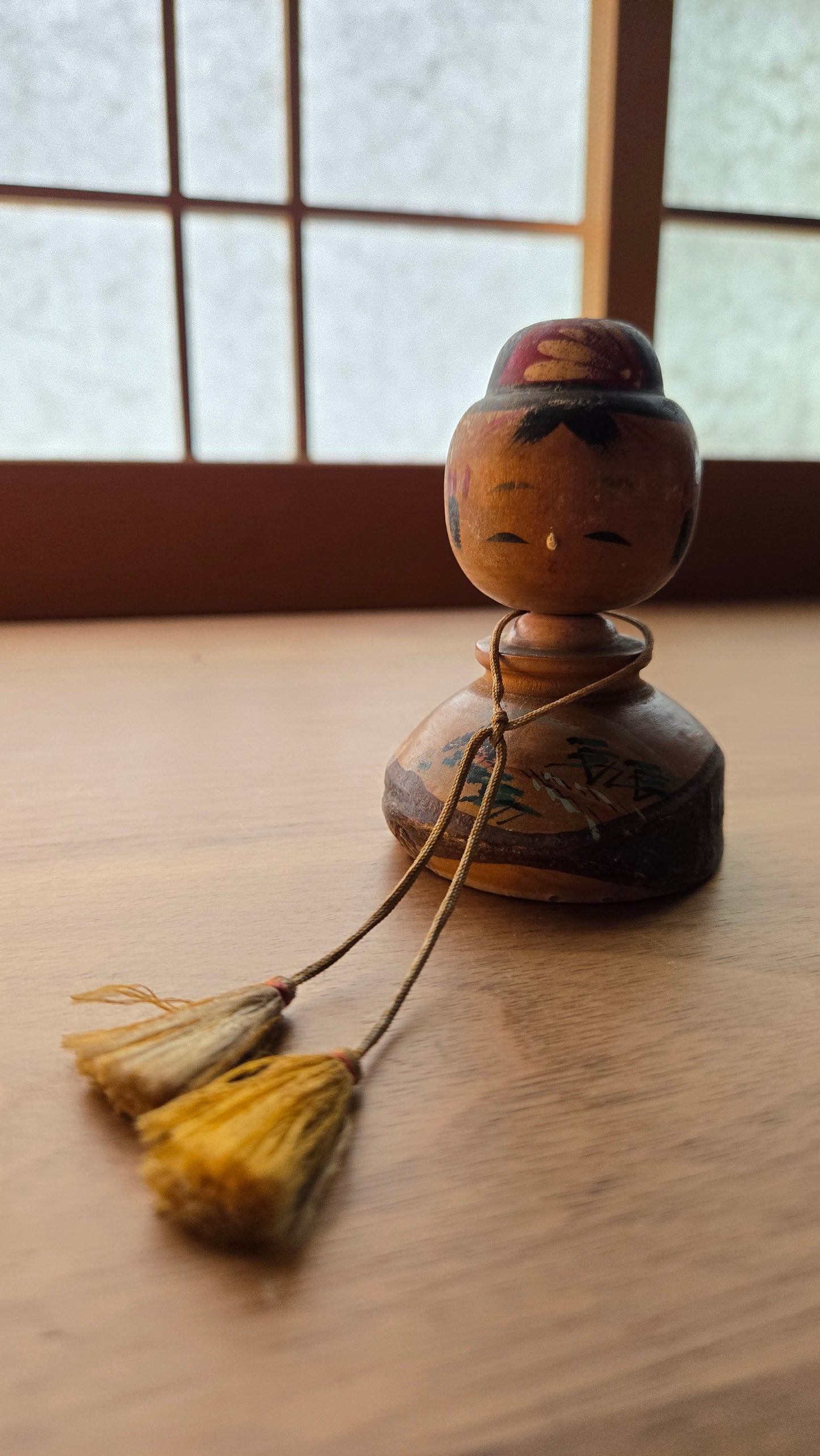 🎎 Petite Kokeshi vintage souvenir — paysage de pins peint, 8 cm