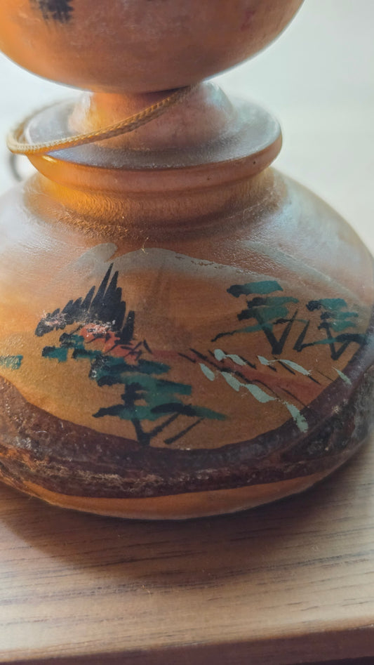 🎎 Petite Kokeshi vintage souvenir — paysage de pins peint, 8 cm