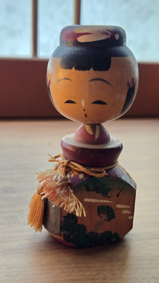 🎎 Petite Kokeshi vintage souvenir à corps octogonal, coiffe traditionnelle, 10 cm