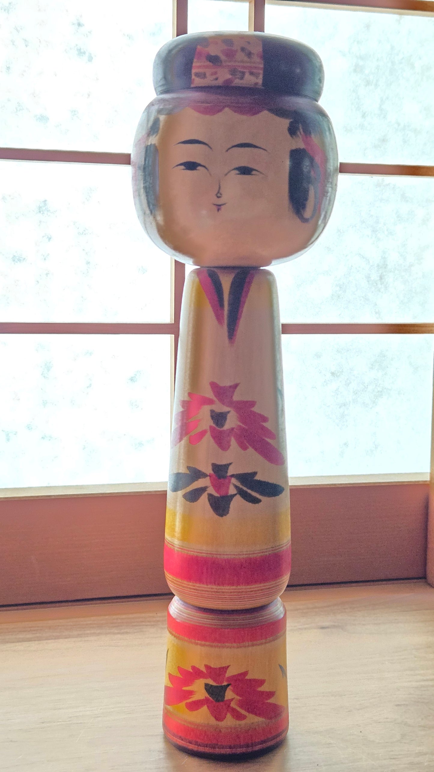 🎎 Kokeshi japonaise vintage style Tōgatta — coiffe bandeau fleurie, motifs floraux roses et noirs, 30 cm