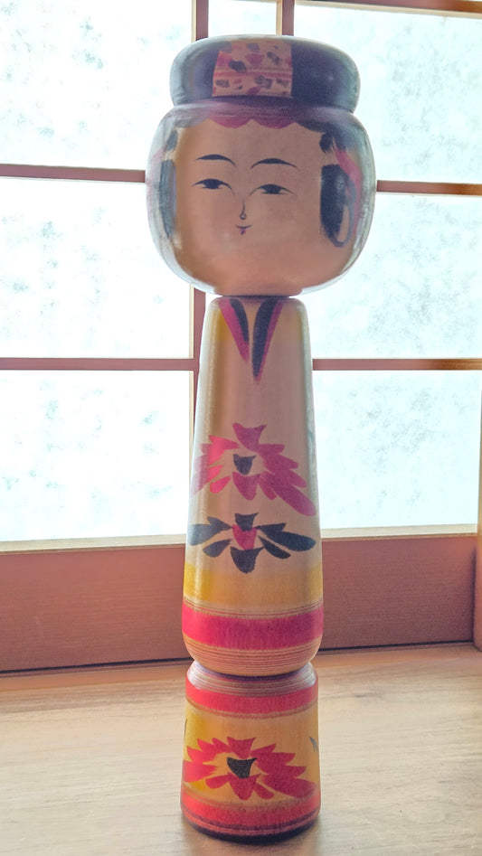 🎎 Kokeshi japonaise vintage style Tōgatta — coiffe bandeau fleurie, motifs floraux roses et noirs, 30 cm
