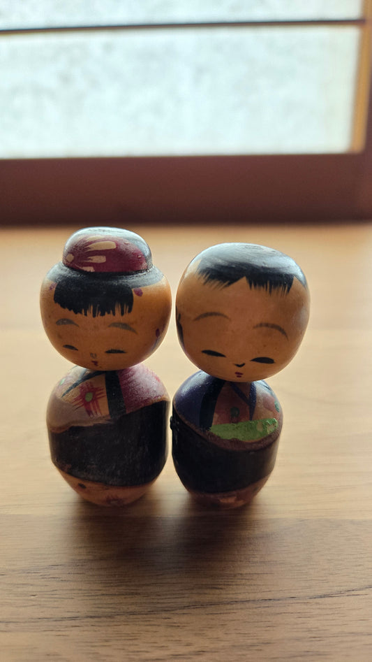 Duo de mini kokeshis vintage 🪆👫 — coiffe rouge et cheveux noirs, laque sombre