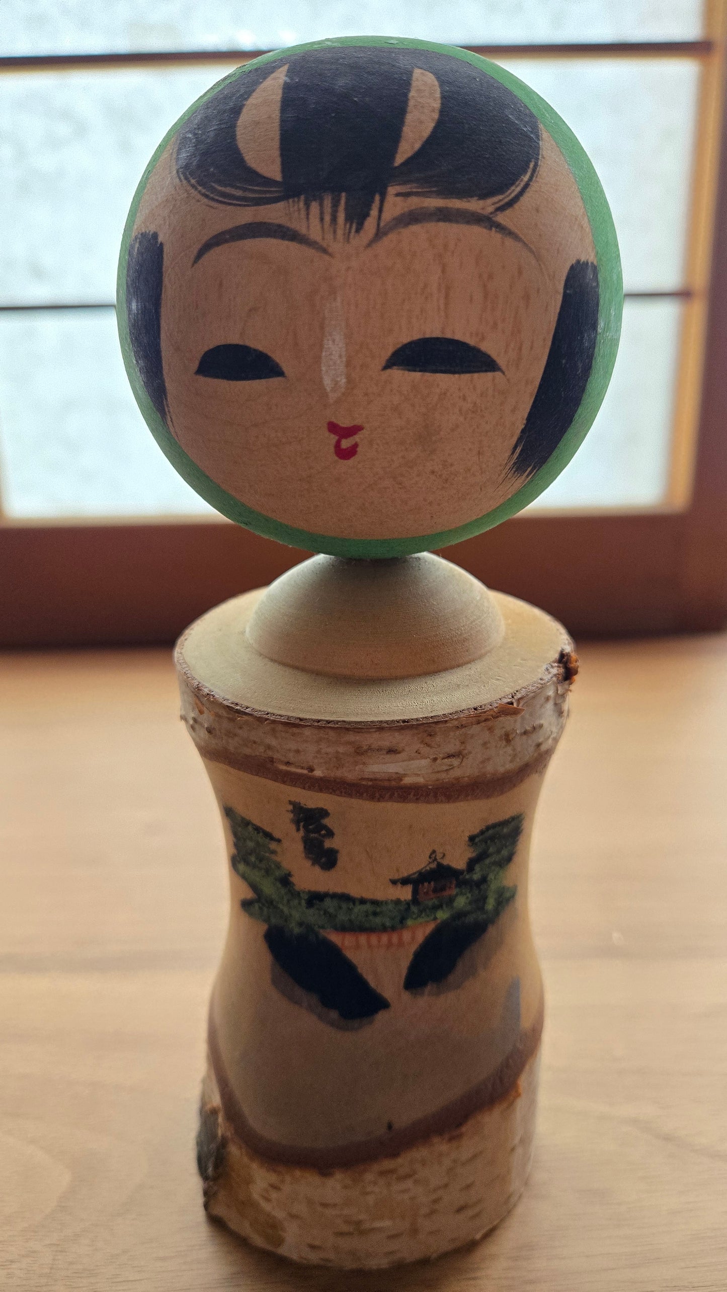 Kokeshi souvenir de Yashima 🌲⛩️ — visage vert, scène de temple peinte, 20 cm