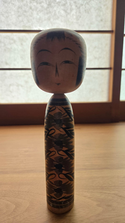 🖤 Kokeshi sōsaku à large tête carrée, motif de feuillage