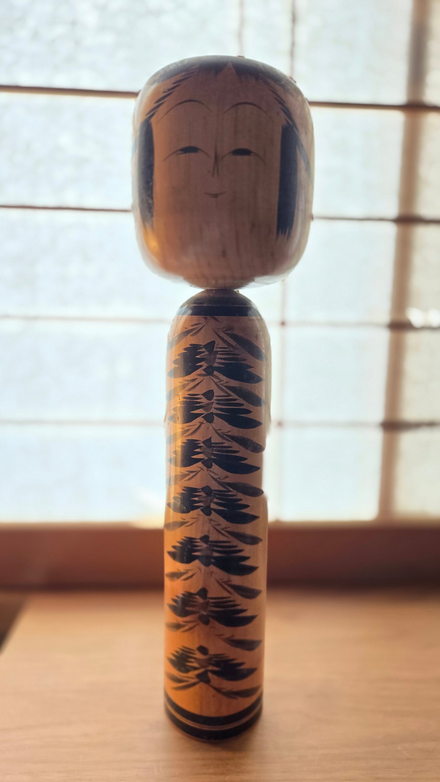 Kokeshi ancienne à motif de chrysanthèmes, 40 cm, inscription commémorative