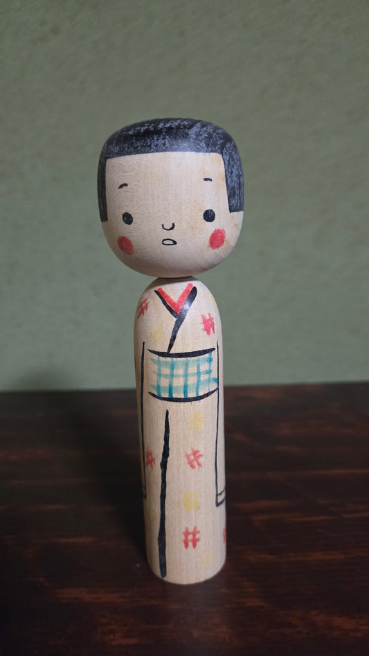 🎎 Kokeshi sōsaku signée, motif de kimono peint à l'encre et couleurs vives