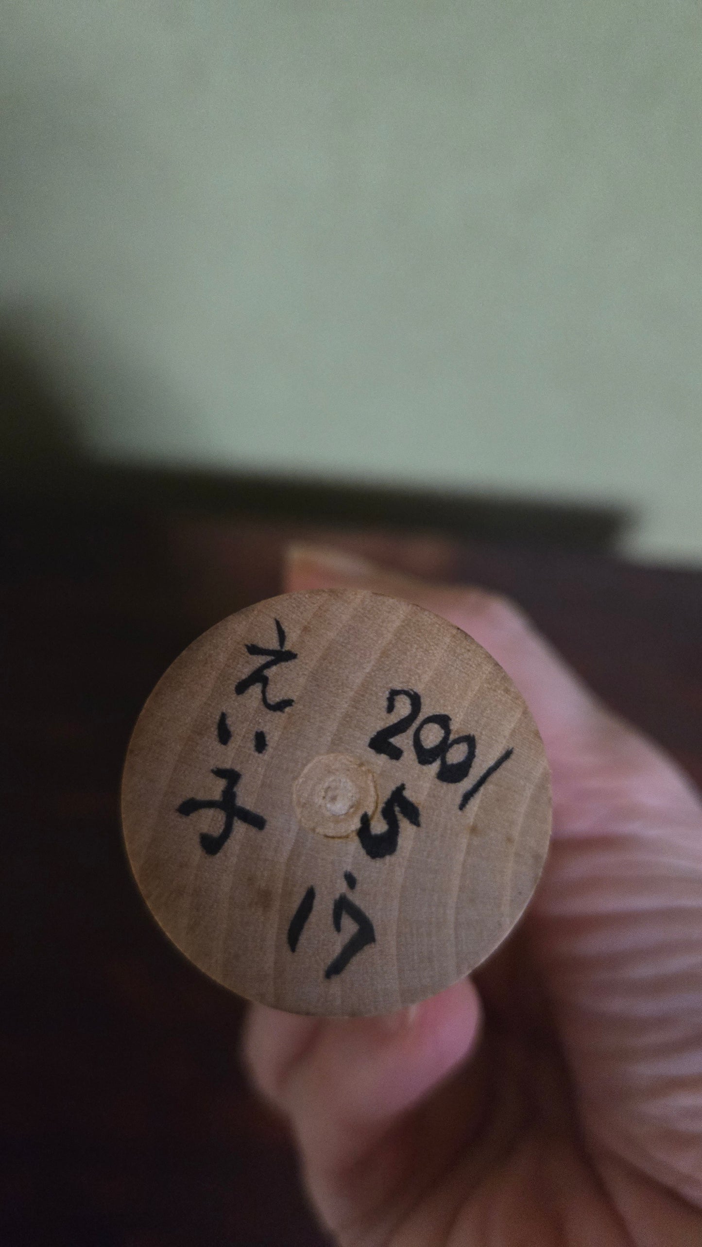 🎎 Kokeshi sōsaku signée, motif de kimono peint à l'encre et couleurs vives