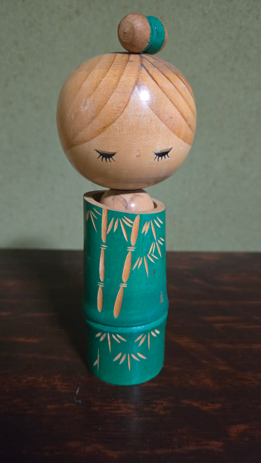🎋 Kokeshi sōsaku au bambou gravé, laque verte