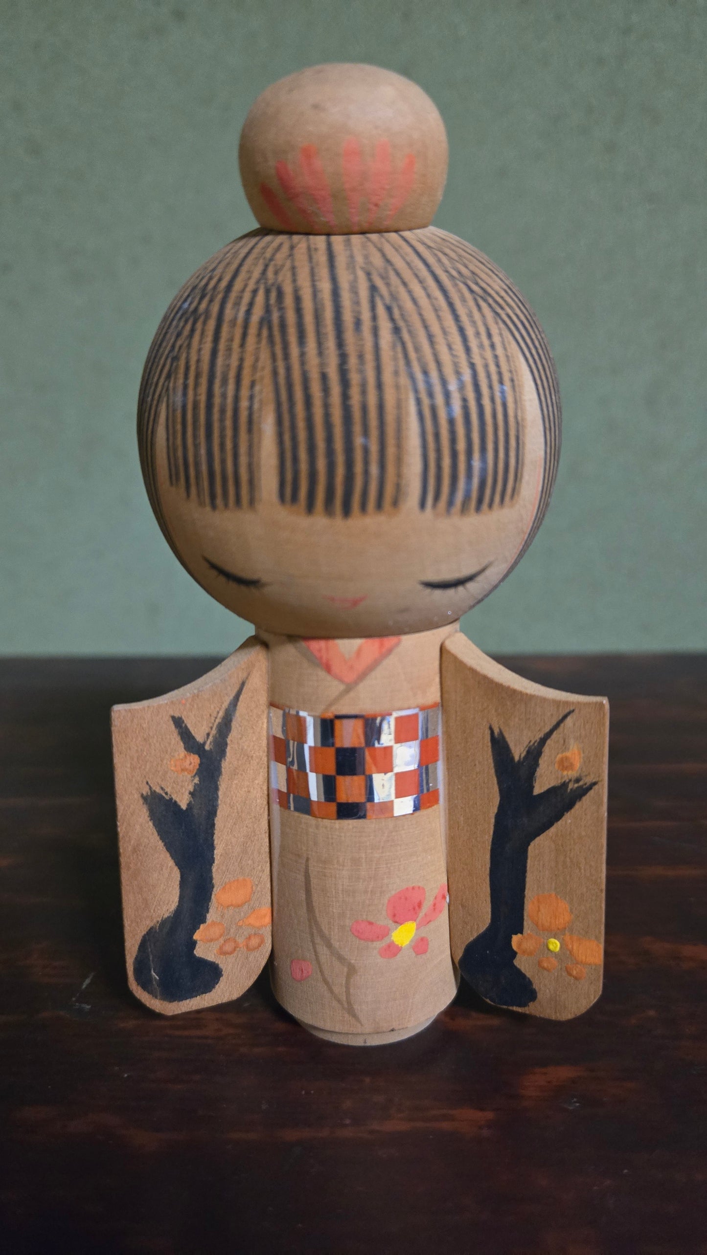 🌿 Kokeshi sōsaku aux branches d'encre et fleurs éclatantes