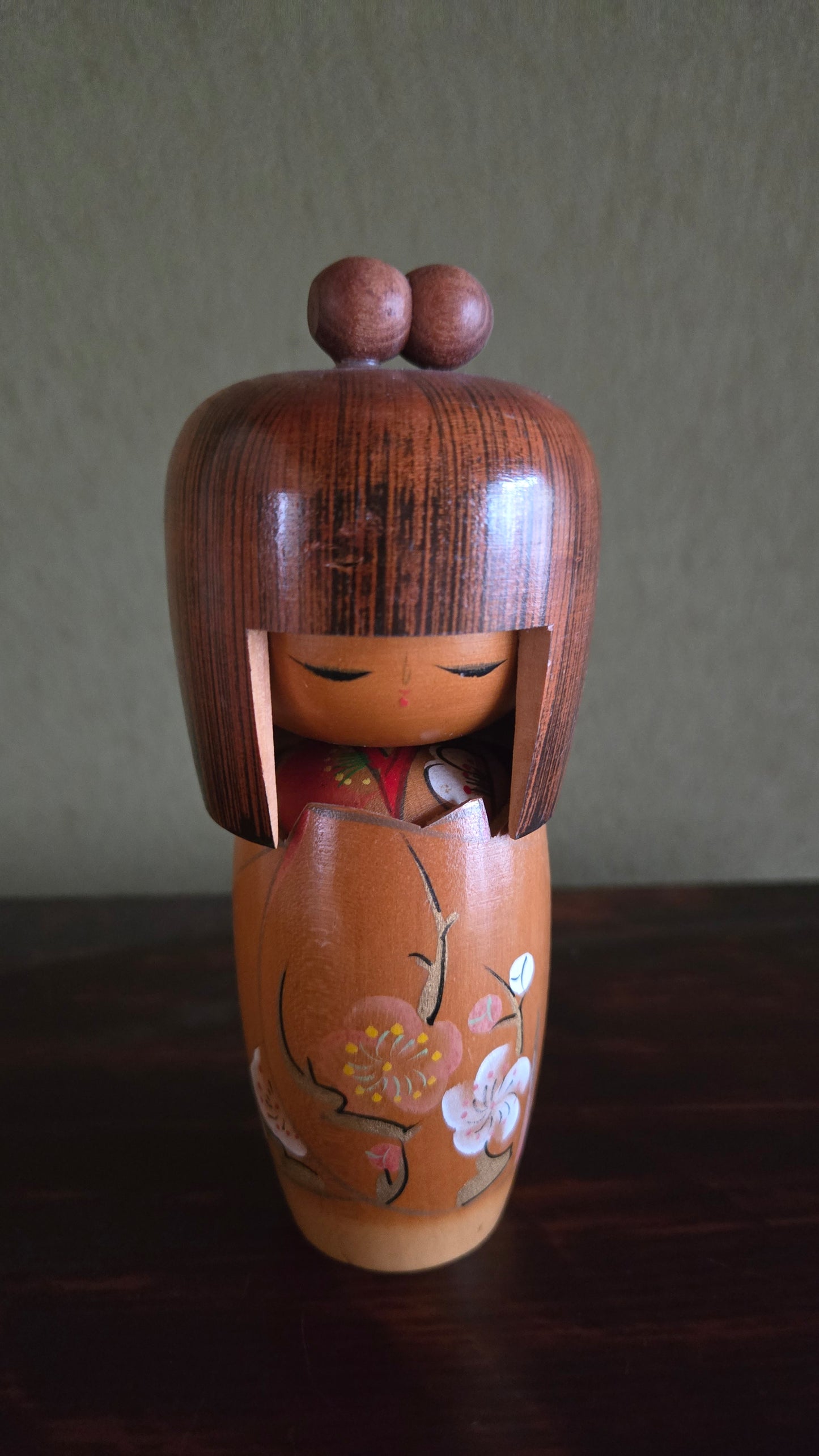 🎎 Kokeshi sōsaku signée — branches de prunier en fleurs