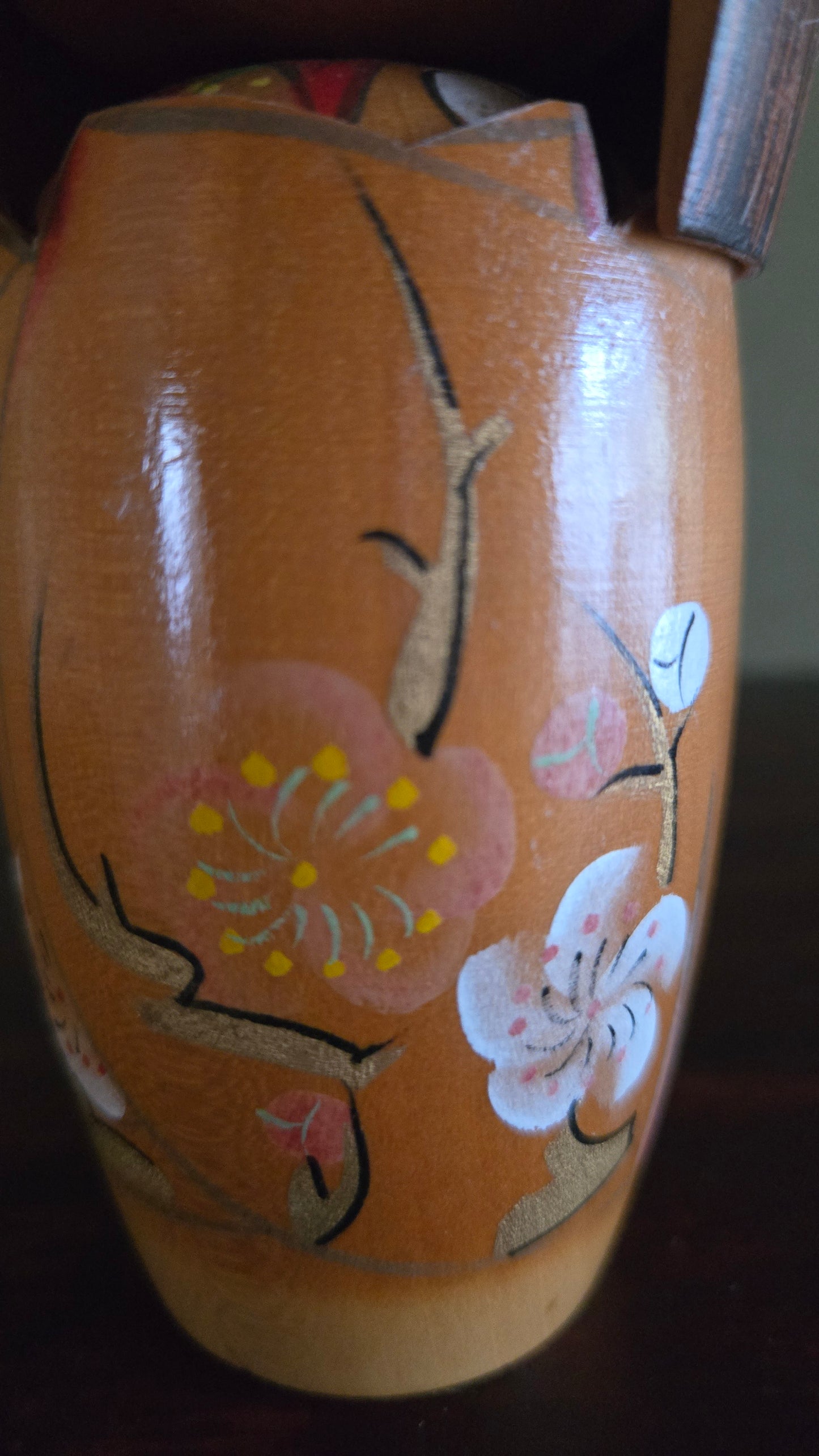 🎎 Kokeshi sōsaku signée — branches de prunier en fleurs