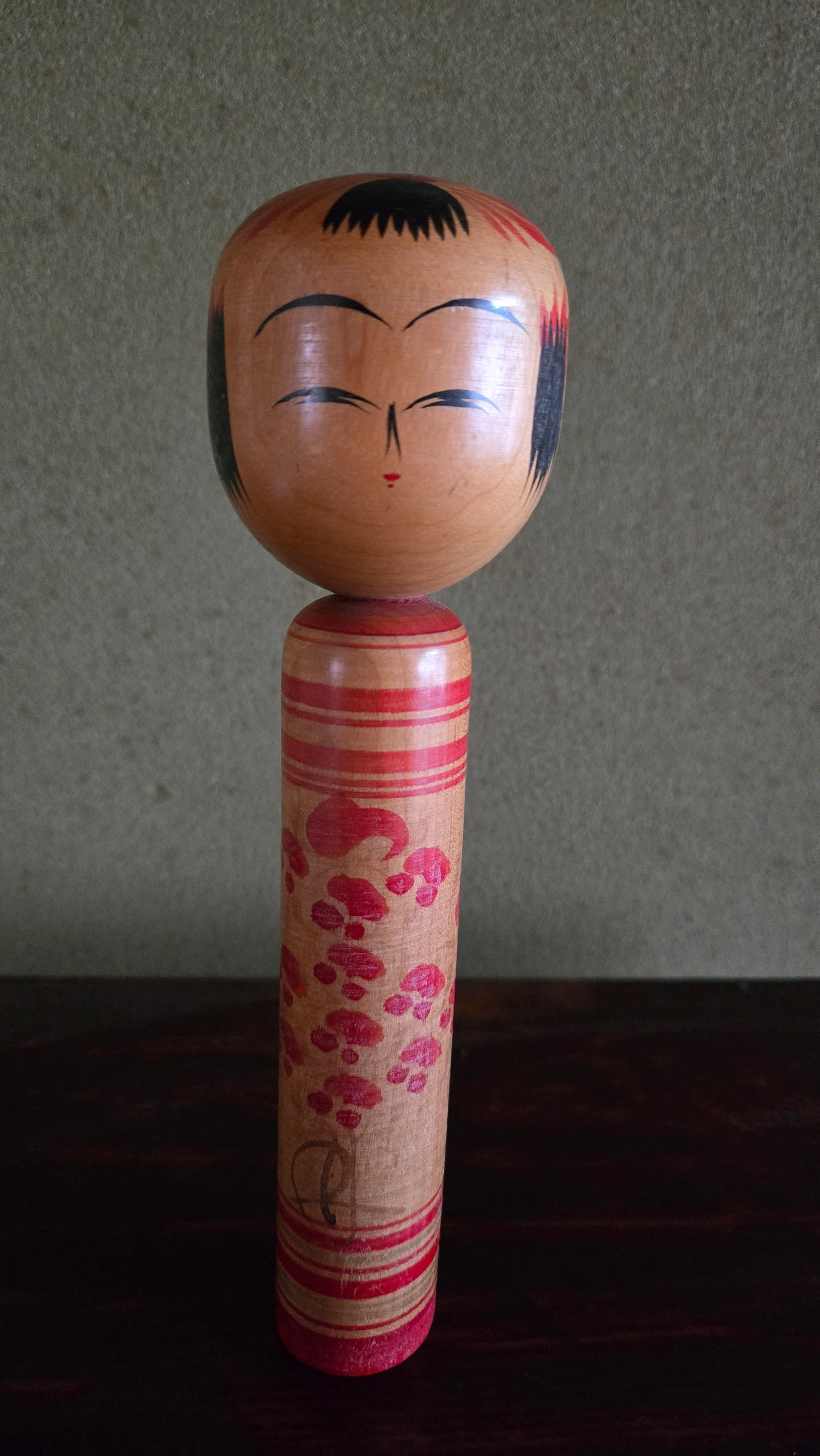 🎎 Kokeshi traditionnelle — cascade de fleurs et anneaux rouges