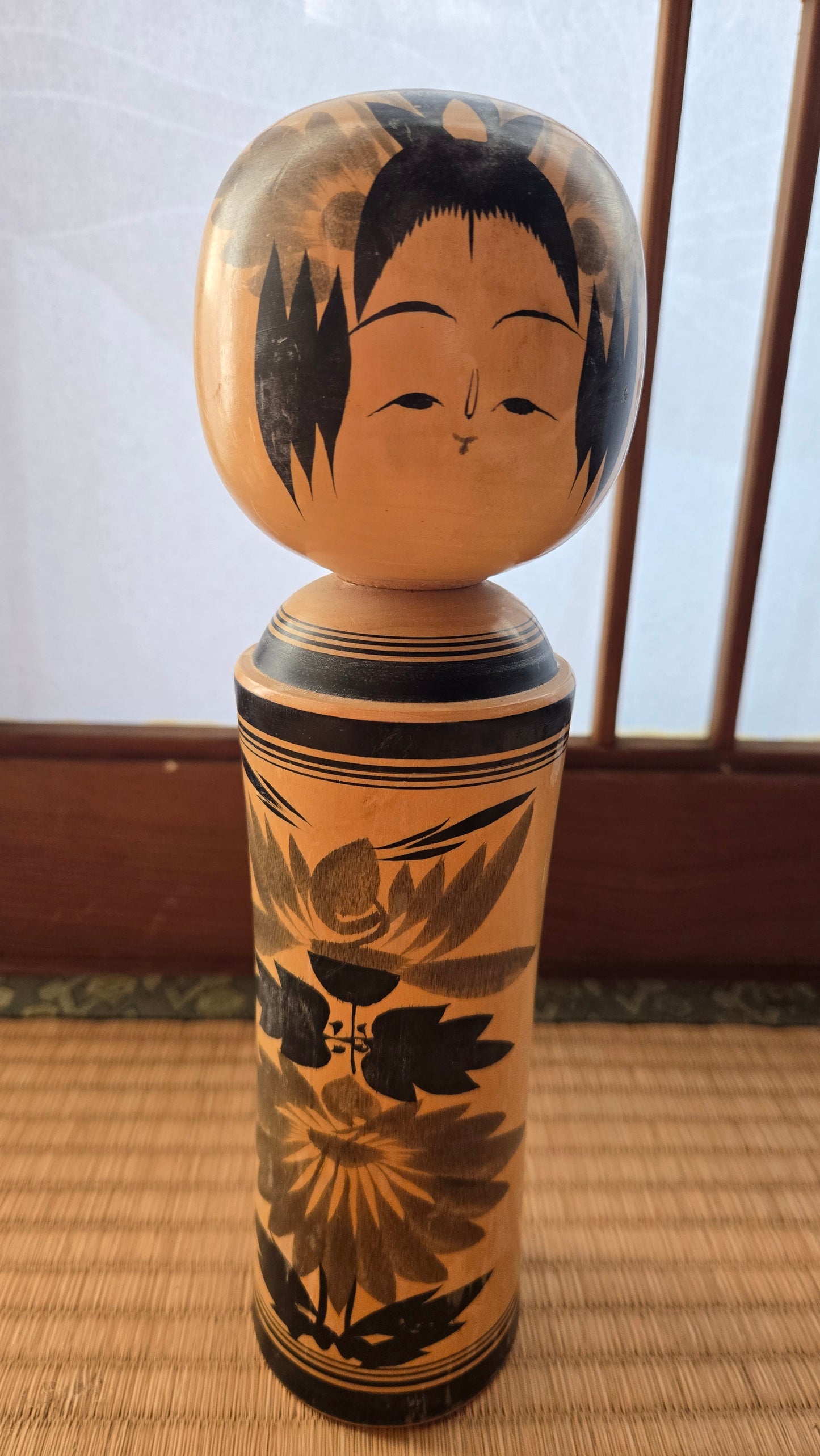 🎎 Kokeshi traditionnelle Naruko, signée, à décor de chrysanthèmes