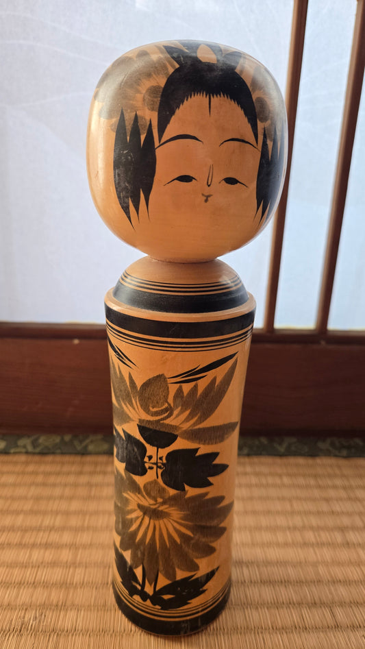 🎎 Kokeshi traditionnelle Naruko, signée, à décor de chrysanthèmes