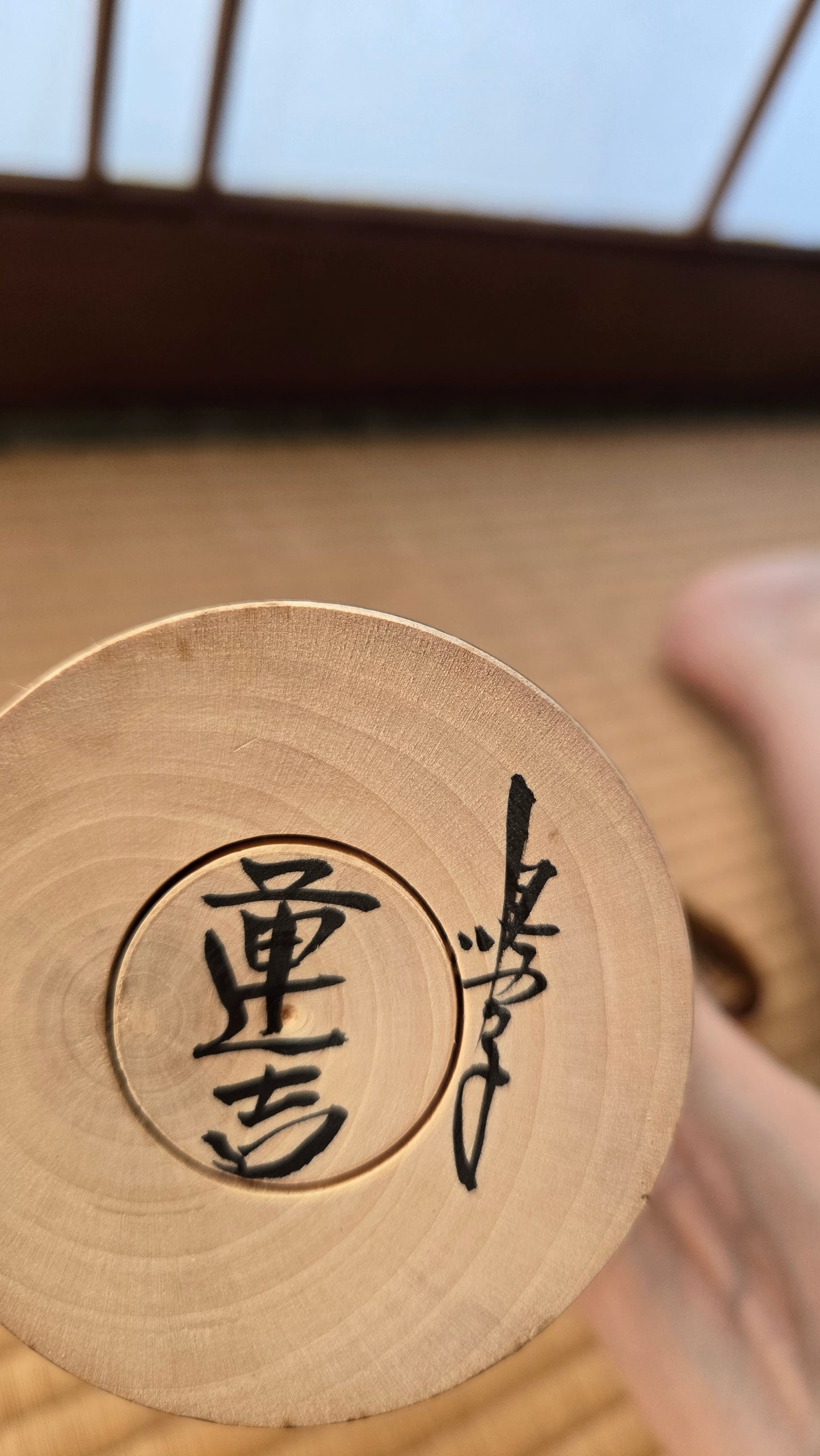 🎎 Kokeshi traditionnelle Naruko, signée, à décor de chrysanthèmes