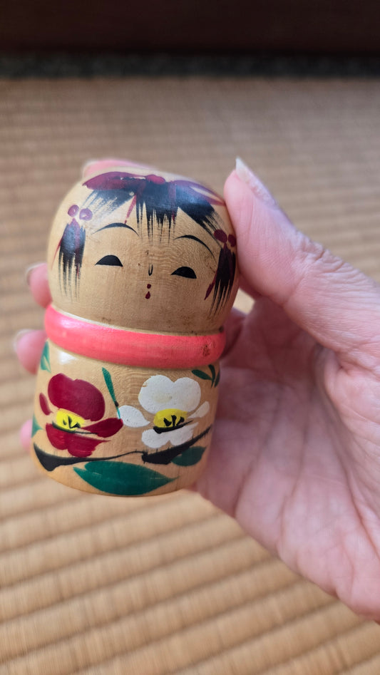 🎎 Petite kokeshi souvenir, porte-crayon, à décor de camélias