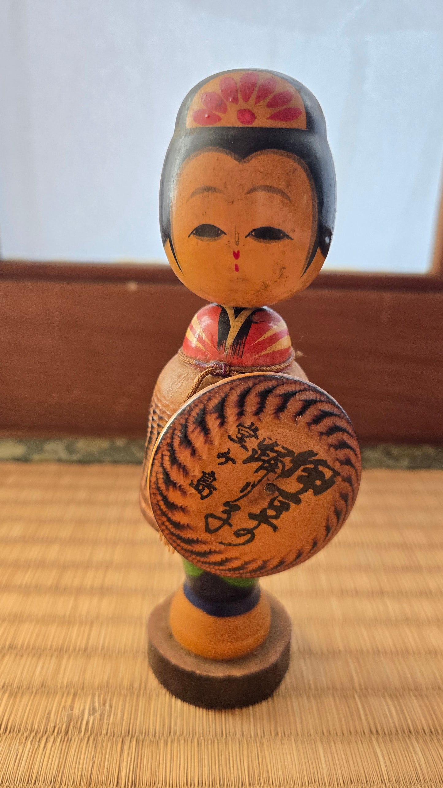 🎎 Kokeshi/poupée artisanale à éventail calligraphié