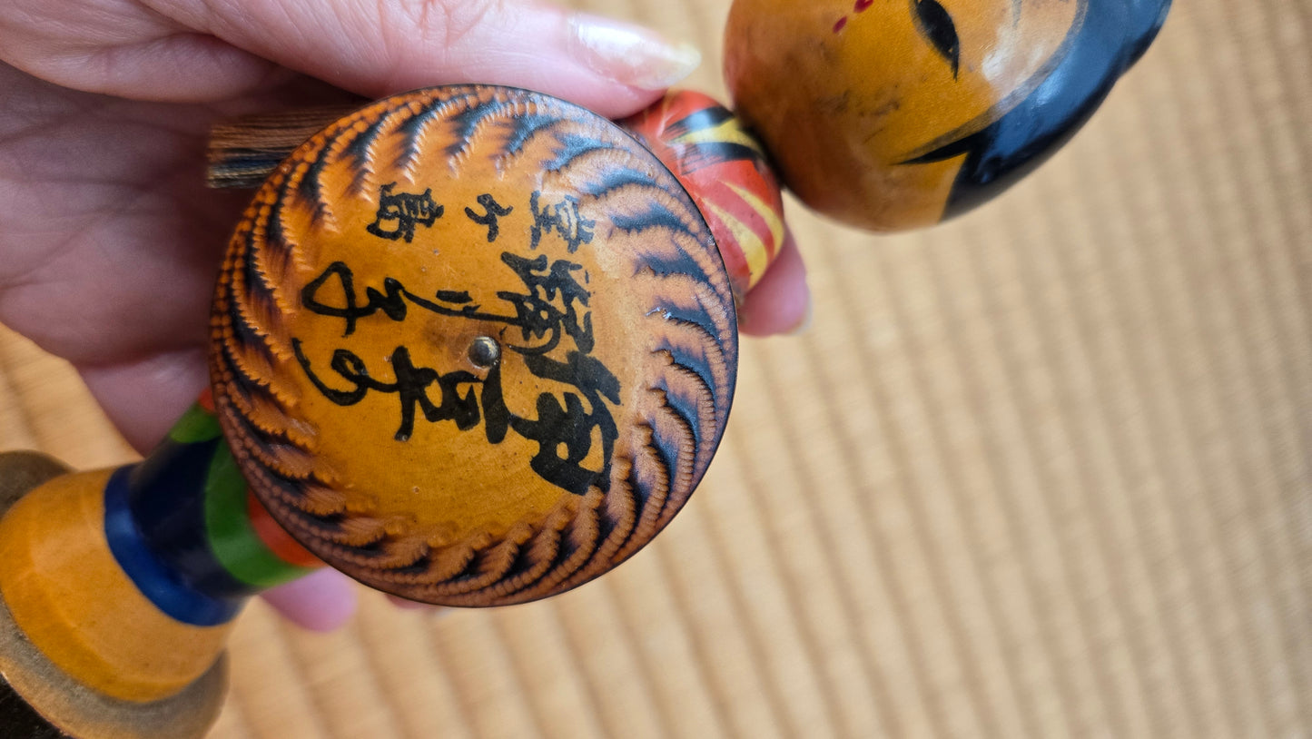 🎎 Kokeshi/poupée artisanale à éventail calligraphié