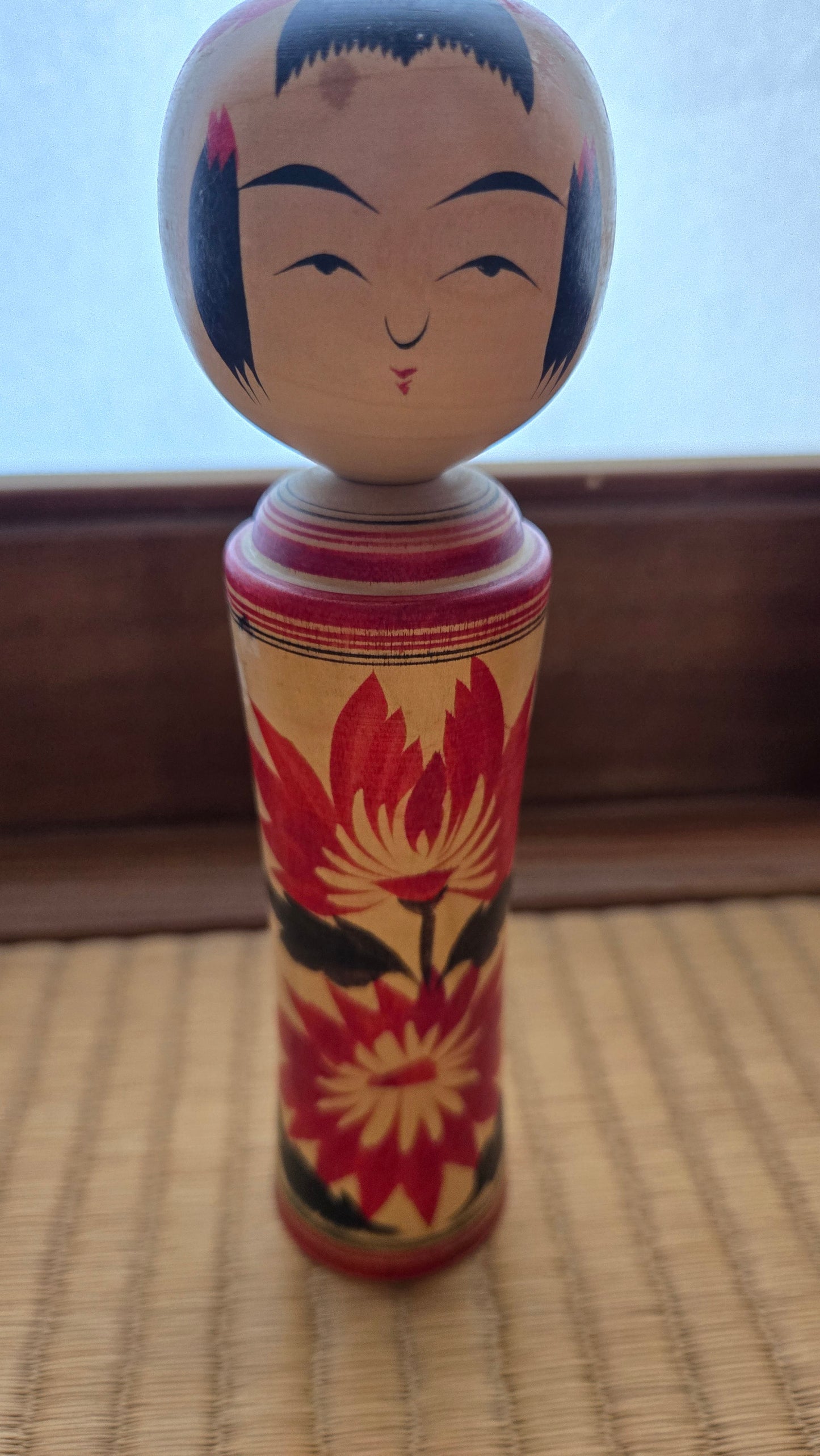 🎎 Kokeshi traditionnelle – style Hijiori, chrysanthème