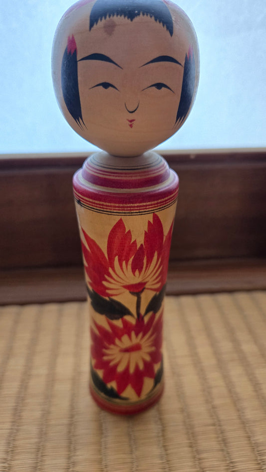 🎎 Kokeshi traditionnelle – style Hijiori, chrysanthème