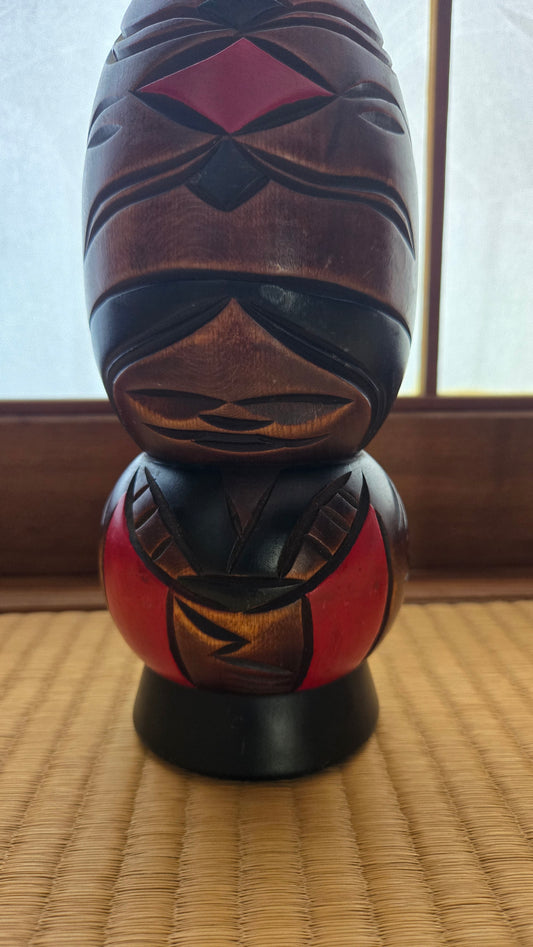 🪵 Figurine Aïnou en bois sculpté — personnage traditionnel