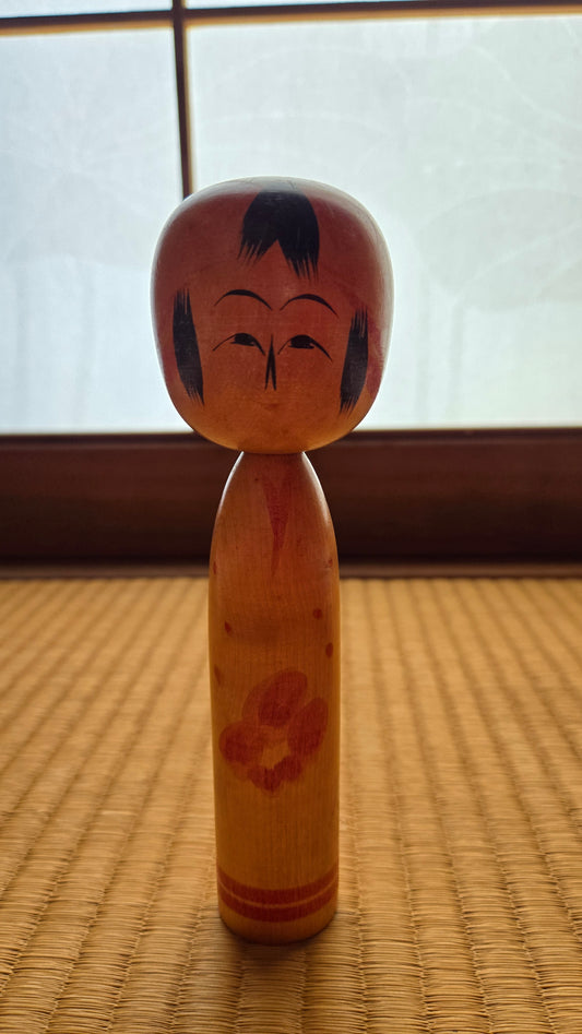 🎎 Kokeshi traditionnelle, corps sobre à motif floral estompé — pièce vintage