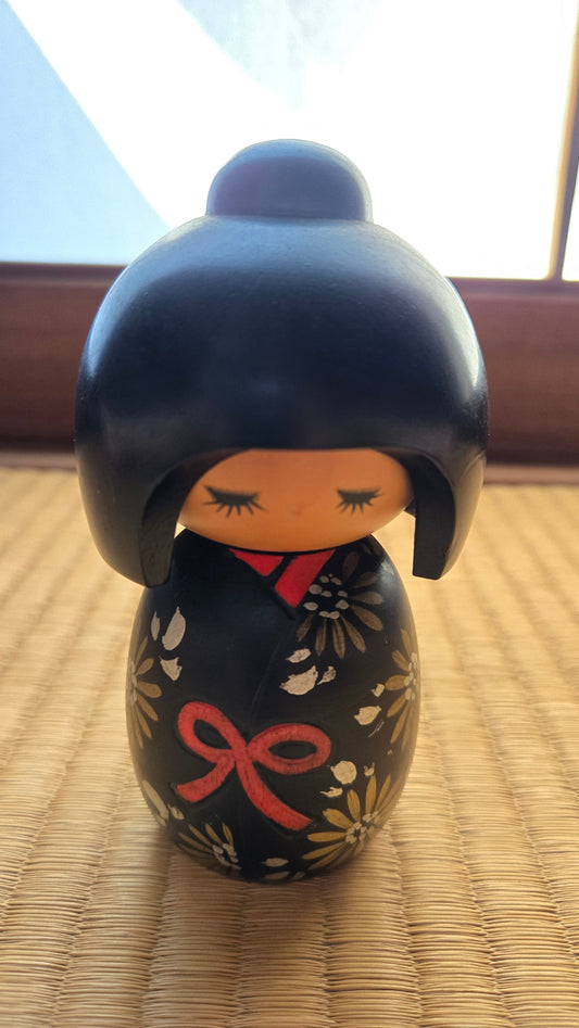 🎎 Kokeshi contemporaine laquée noire, kimono fleuri et nœud rouge