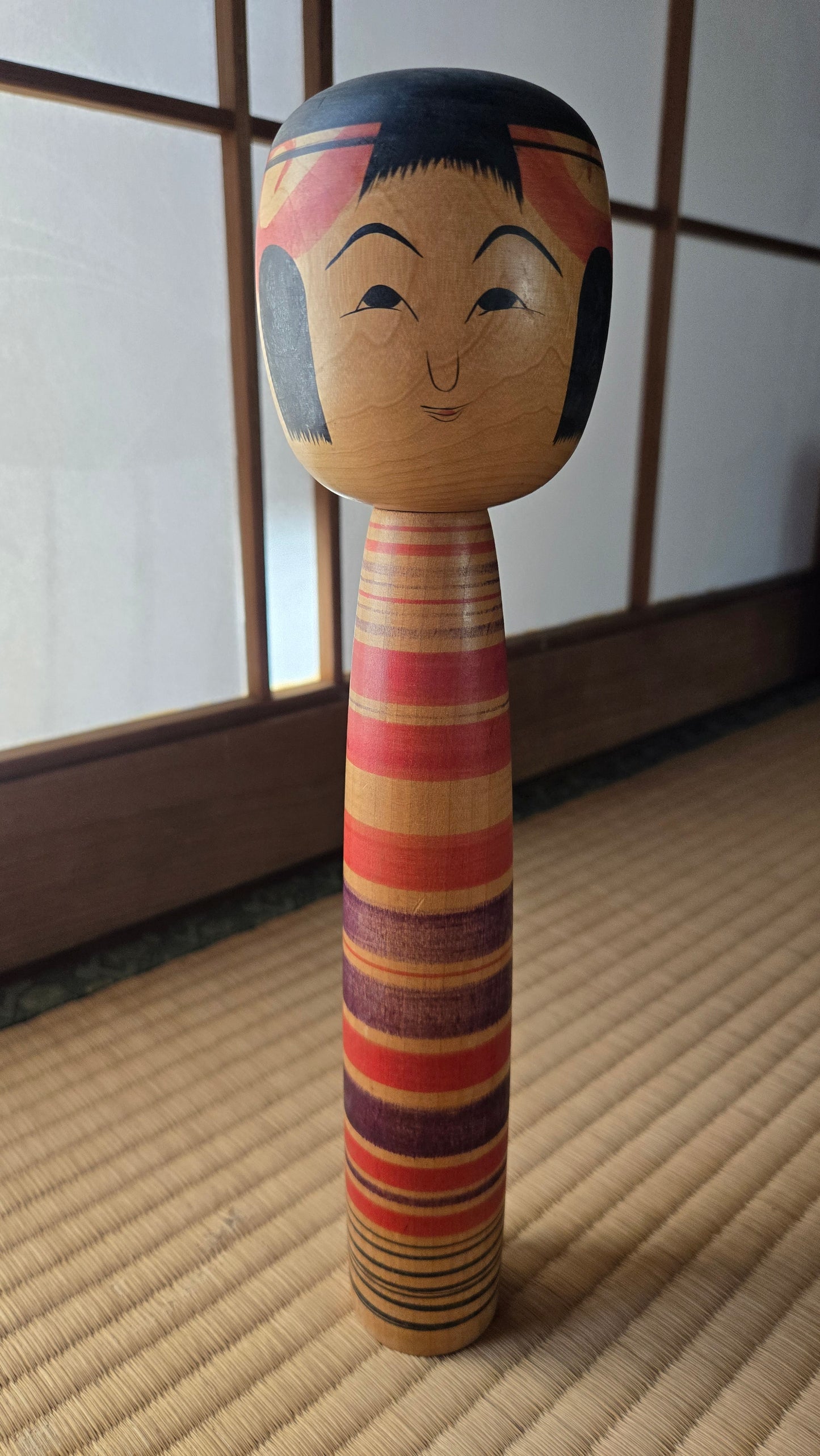 🎎 Kokeshi traditionnelle, corps à bandes rouge et prune (rokuro-moyo) — grande pièce signée