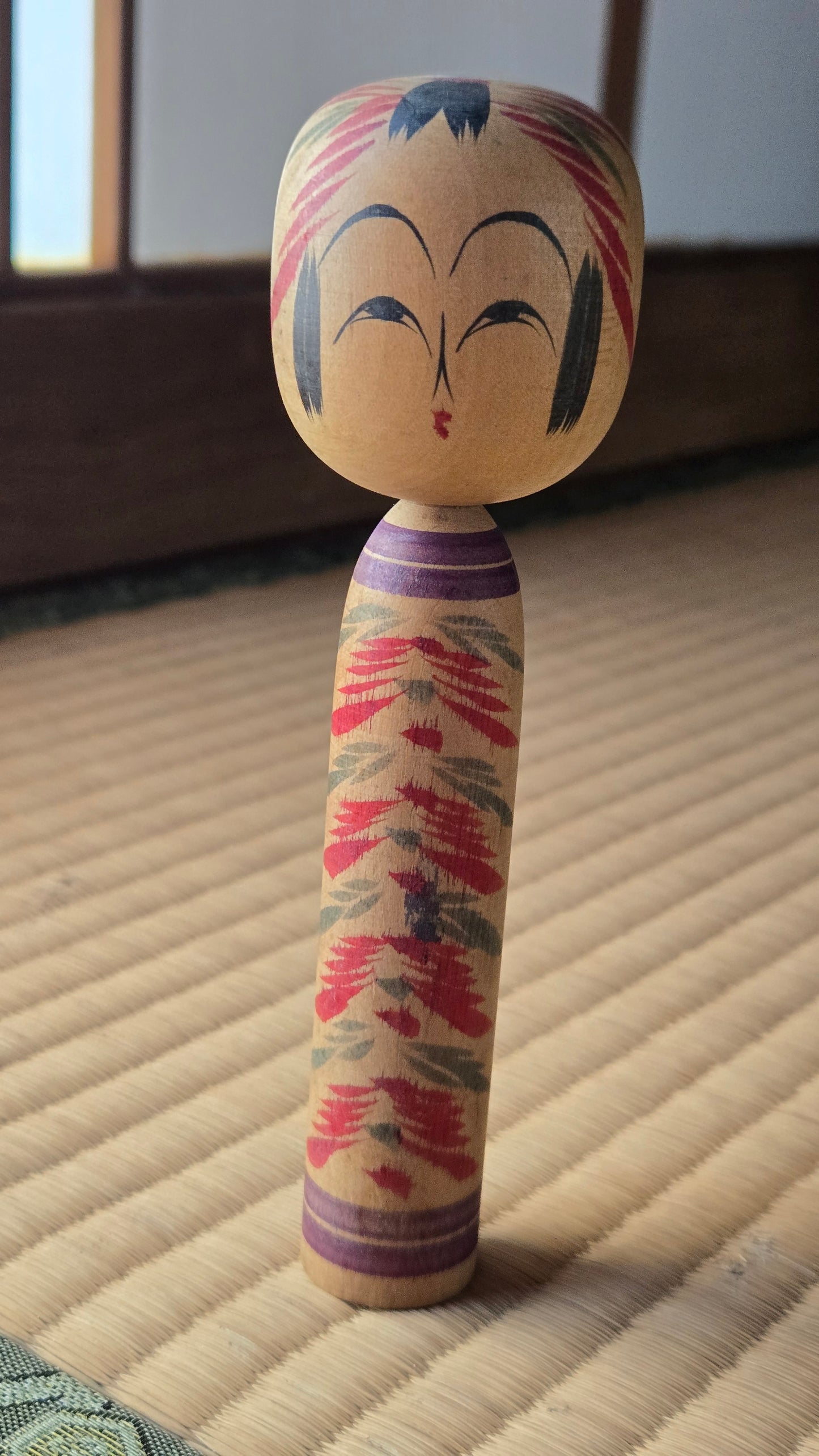 🎎 Kokeshi vintage, chevelure striée et motif floral rouge et vert — pièce signée