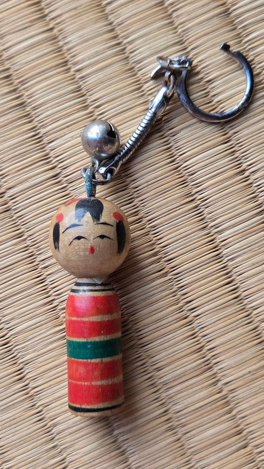 🔑 Porte-clés kokeshi miniature, souvenir d'Ōwani (Aomori) — vintage