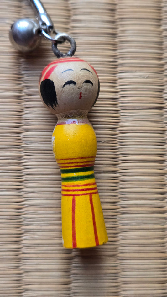🔑 Porte-clés kokeshi miniature, corps jaune rayé — vintage