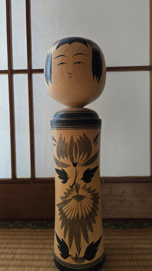 🪆 Kokeshi traditionnelle, style Naruko — motif chrysanthème