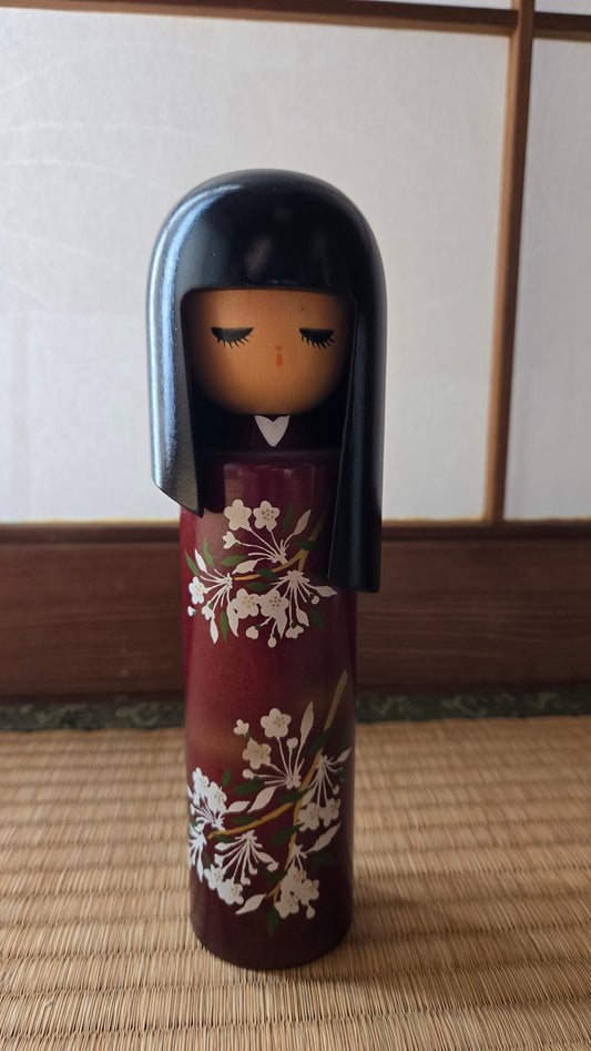 🌸 Kokeshi sōsaku au kimono fleuri, longue chevelure laquée