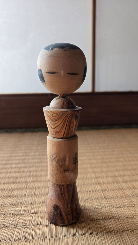 🎎 Kokeshi sōsaku à corps segmenté, tête sphérique