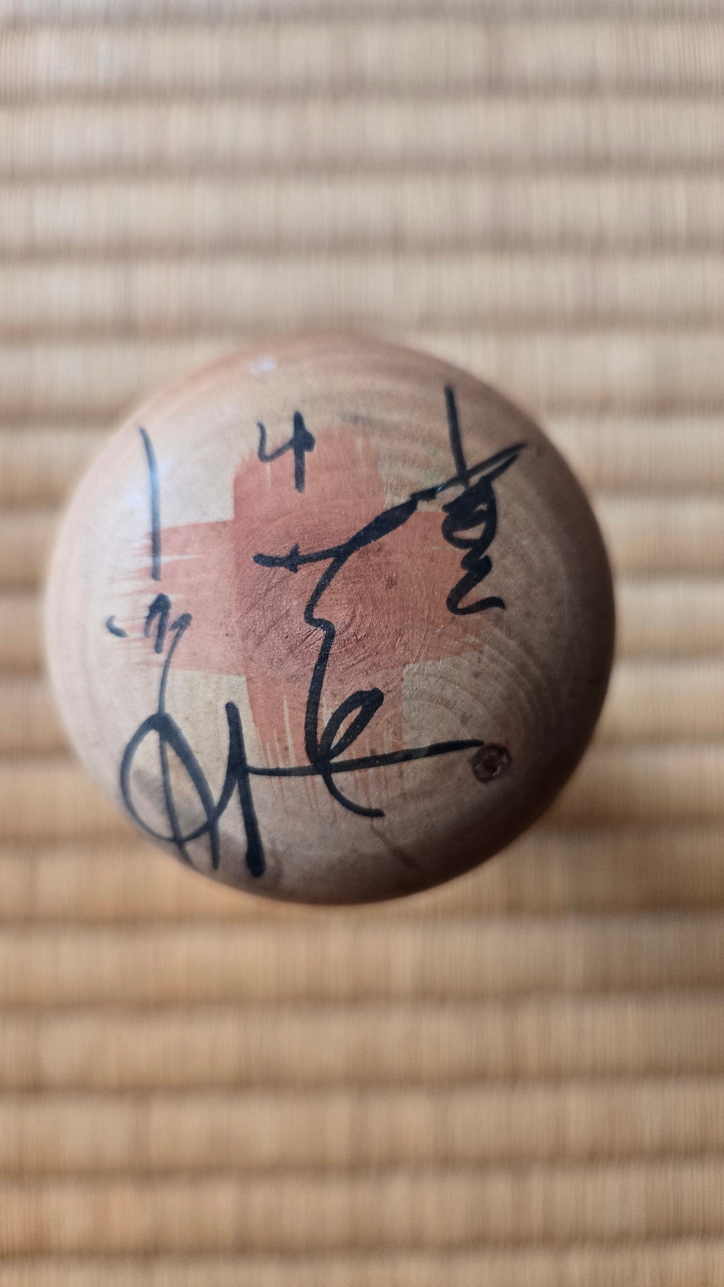 Kokeshi sōsaku au large chapeau de bois, corps double-gourde