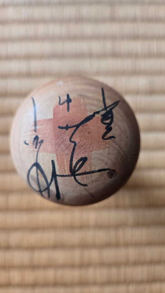Kokeshi sōsaku au large chapeau de bois, corps double-gourde