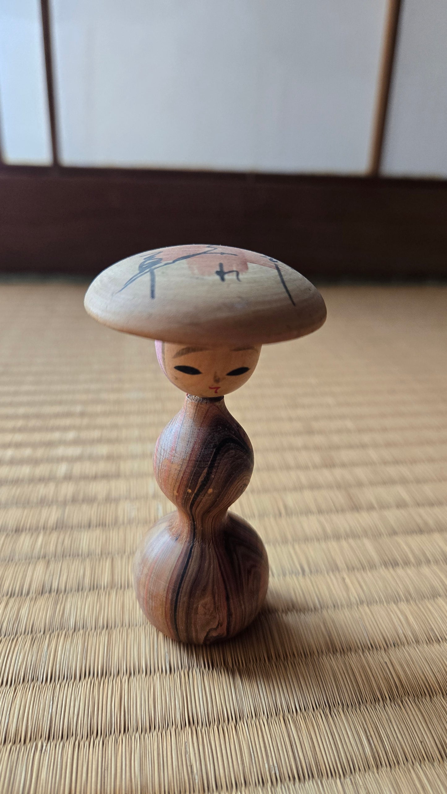 Kokeshi sōsaku au large chapeau de bois, corps double-gourde