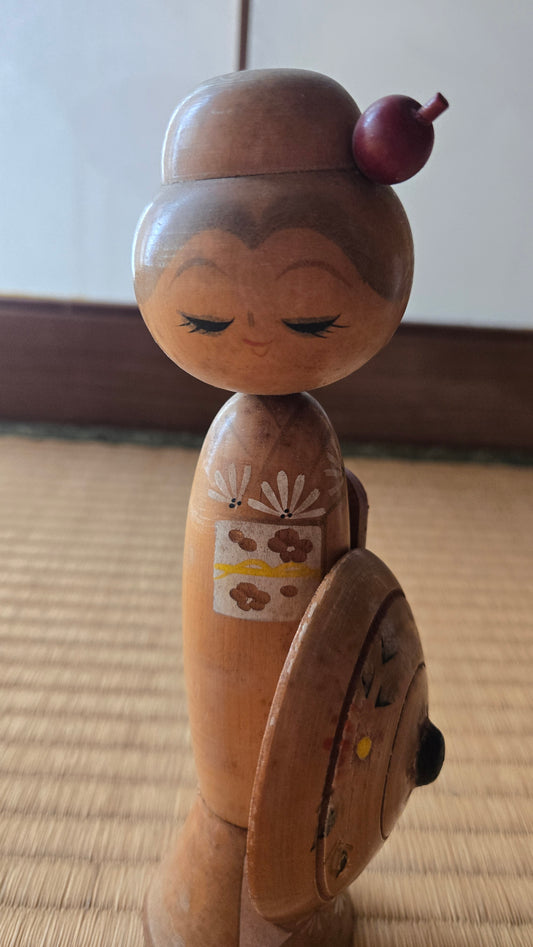 🎎 Kokeshi sōsaku commémorative de mariage, datée 1973 — figure dansante au tambourin