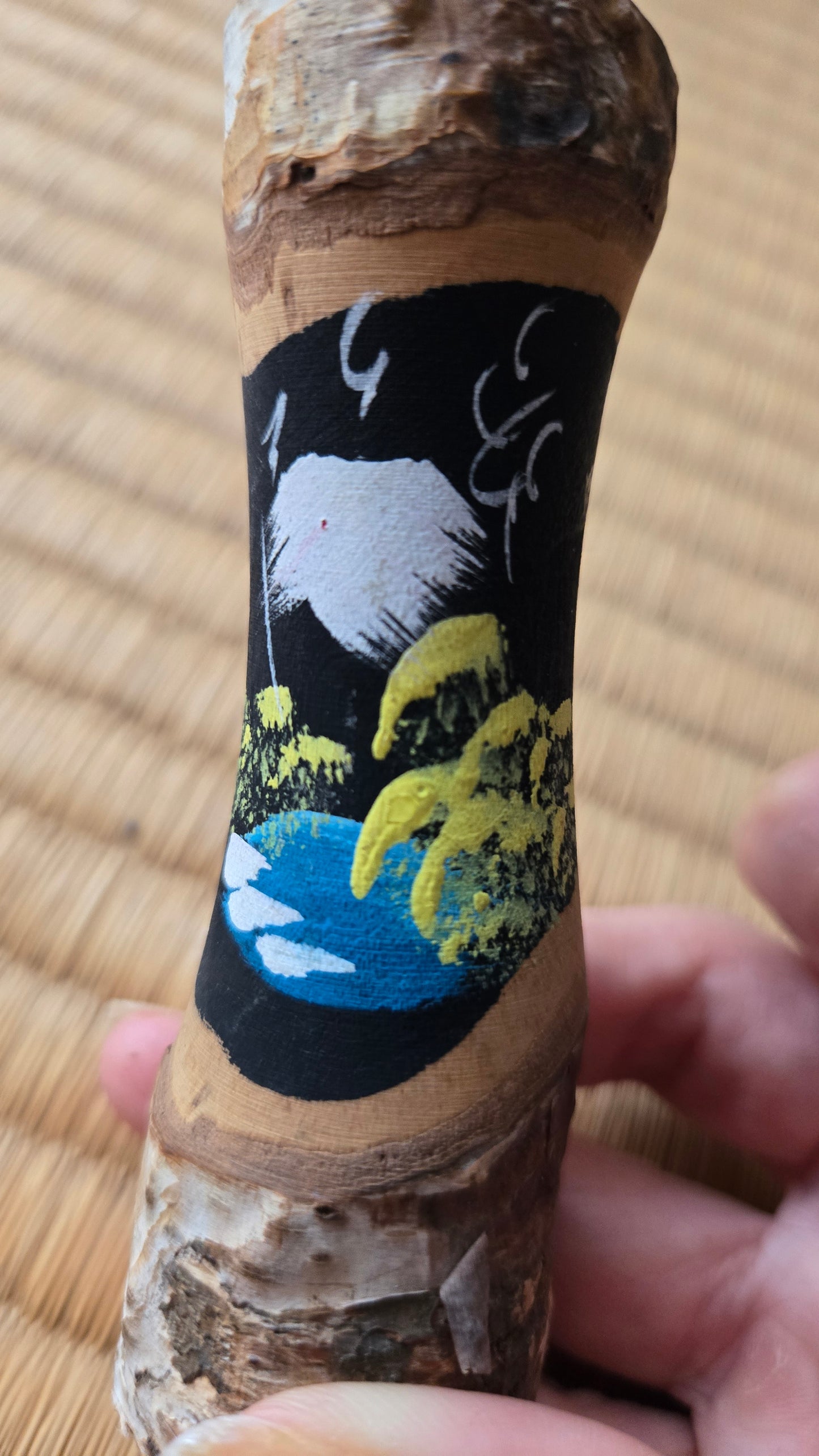 🌙 Kokeshi artisanale à l'écorce naturelle — paysage nocturne du Mont Fuji