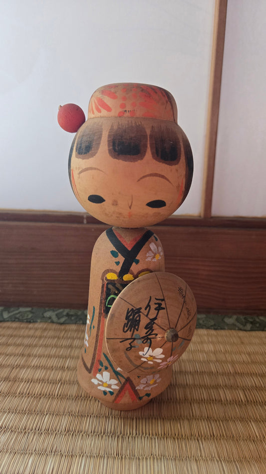 💃 Kokeshi danseuse traditionnelle — médaillon-éventail inscrit « Odoriko »