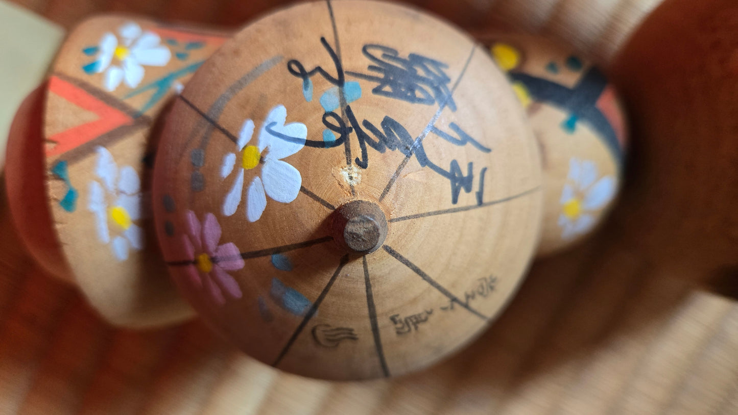 💃 Kokeshi danseuse traditionnelle — médaillon-éventail inscrit « Odoriko »