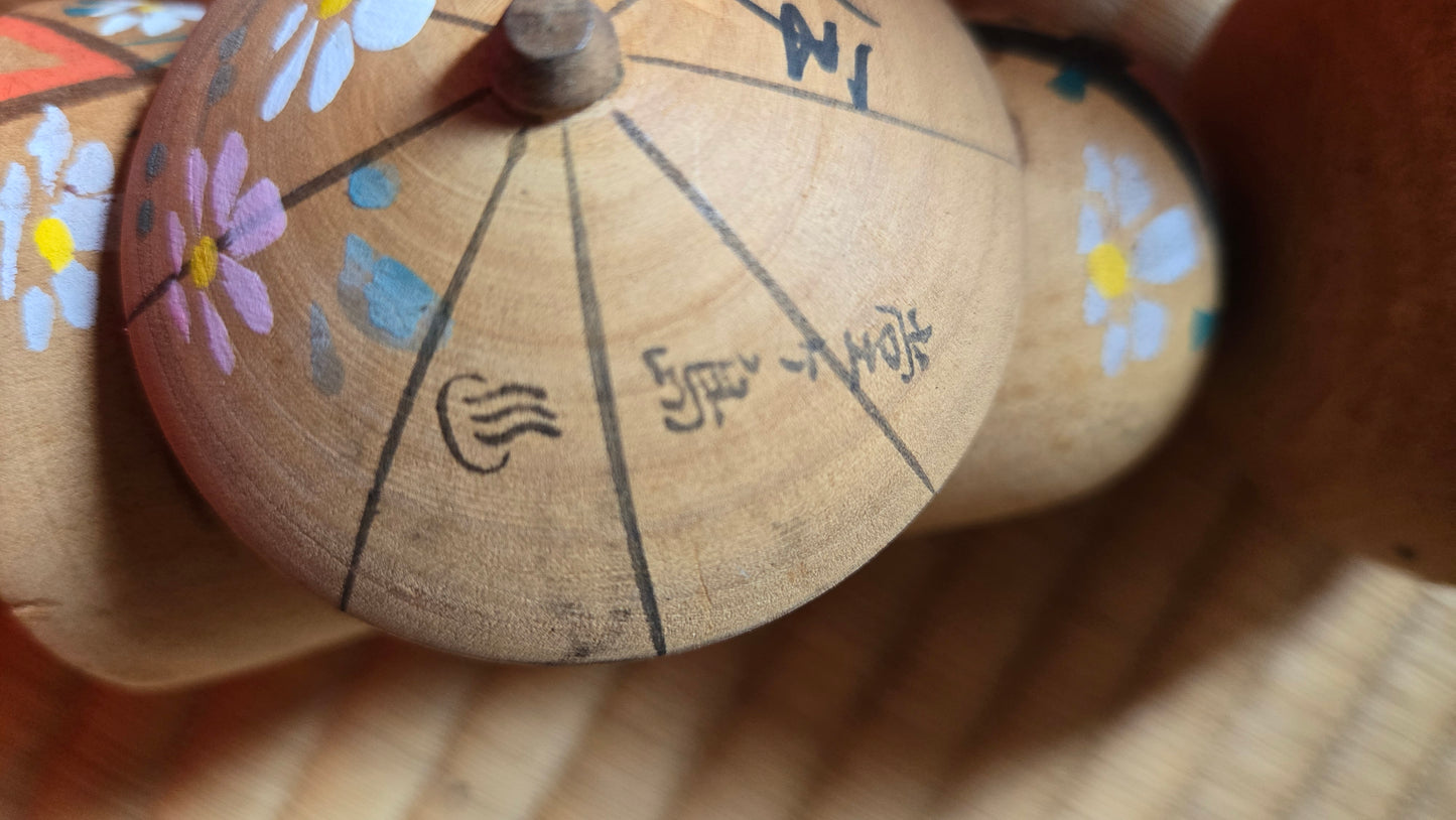 💃 Kokeshi danseuse traditionnelle — médaillon-éventail inscrit « Odoriko »