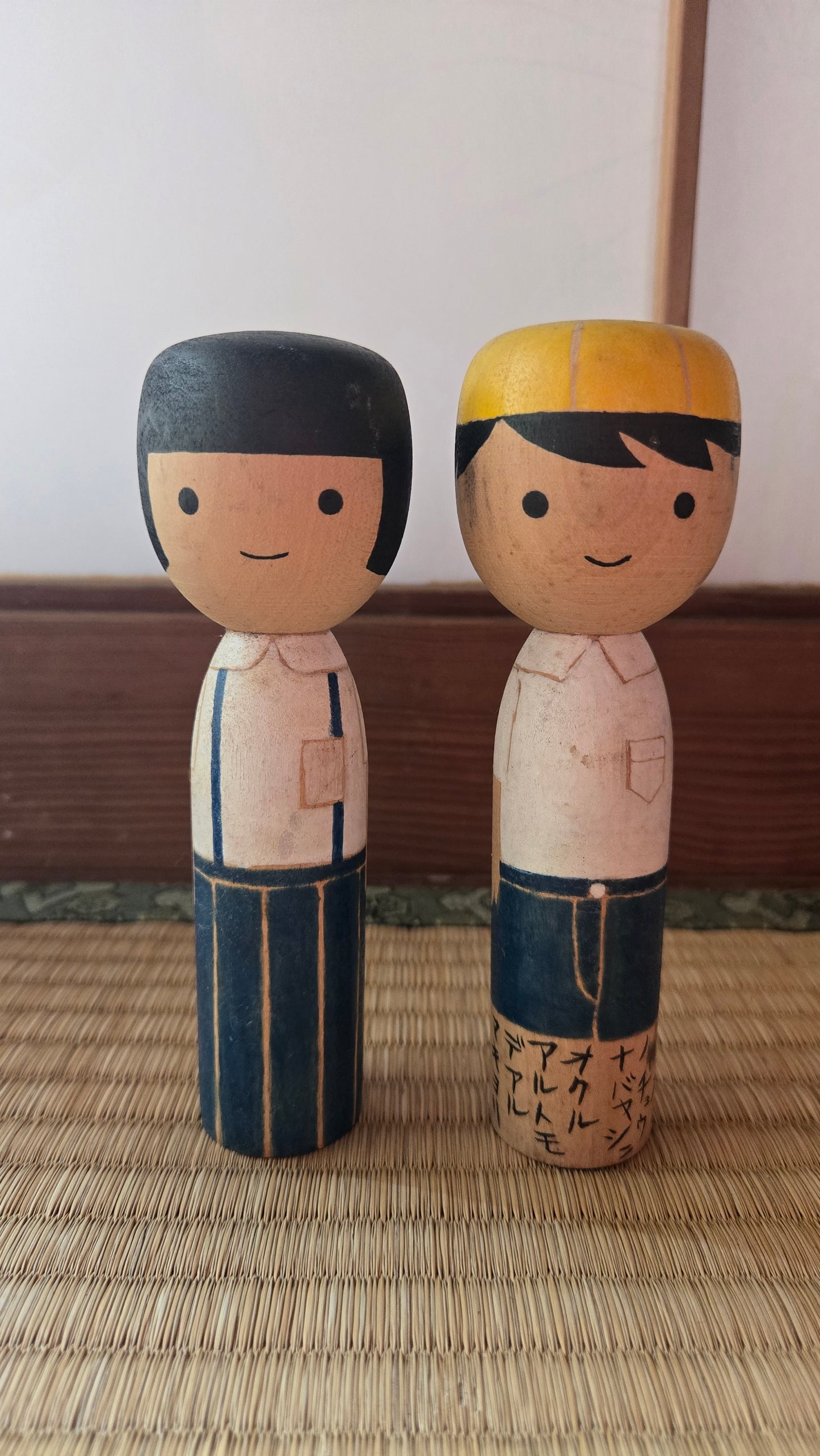 👦👧 Couple de kokeshi modernes — pièce commémorative inscrite
