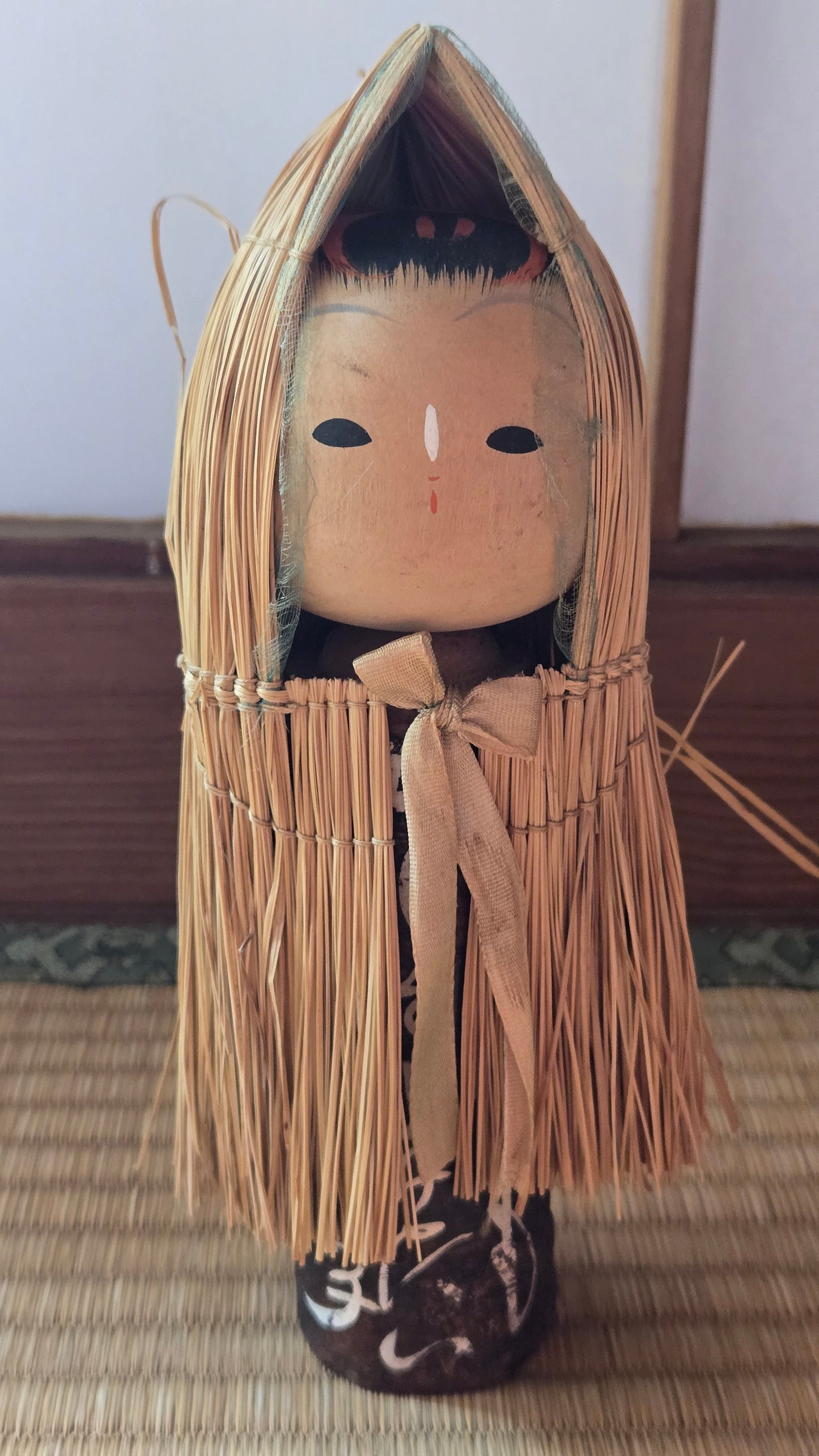 🌾 Poupée artisanale en paille — cape et capuche traditionnelles (mino et kasa)