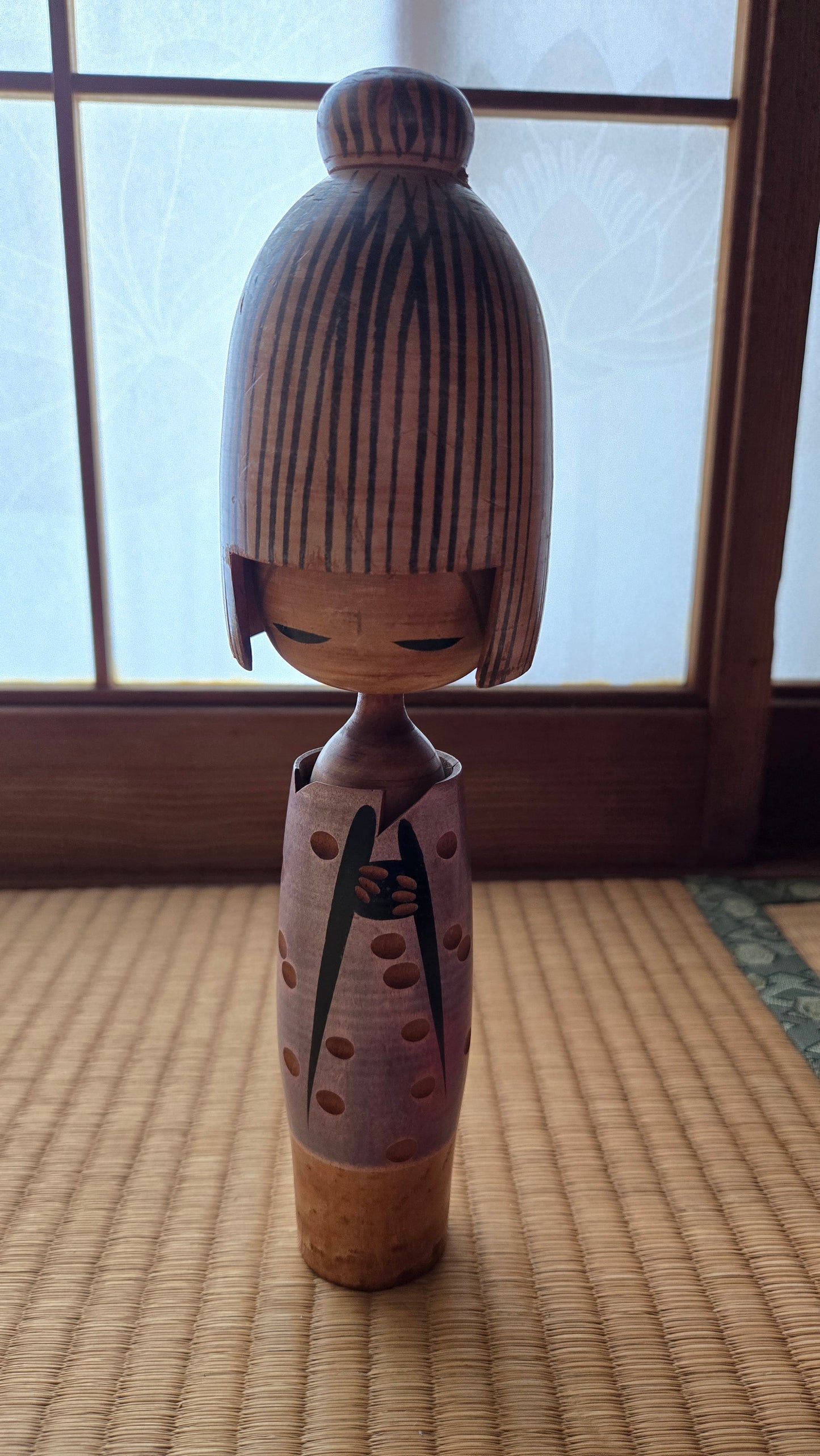 🎎 Sōsaku Kokeshi contemporaine, chevelure carrée rayée