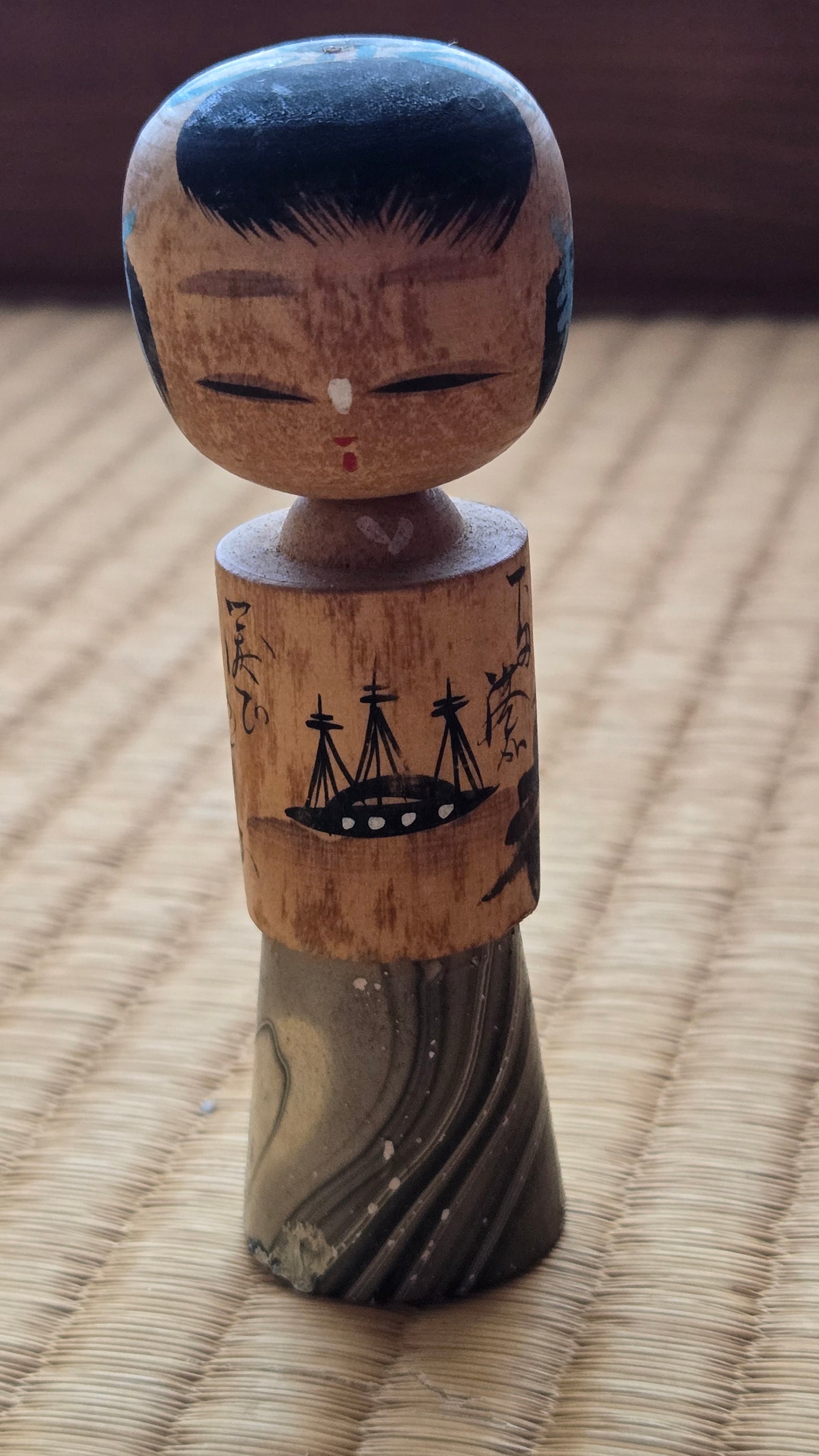 🎎 Kokeshi traditionnelle miniature, scène de bateaux à quai